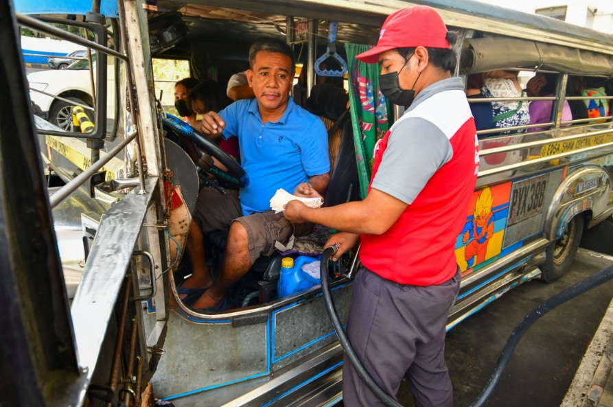 Motorists queue for fuel at a gas station in Pasig City on October 10, 2022. Mark Demayo, ABS-CBN News/File